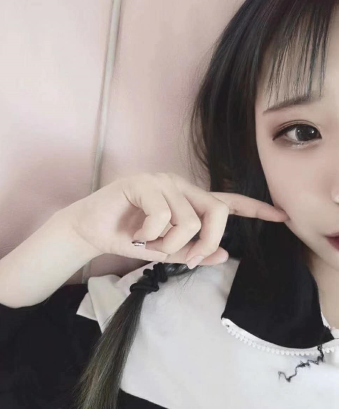 纹身小妹，听话会来事